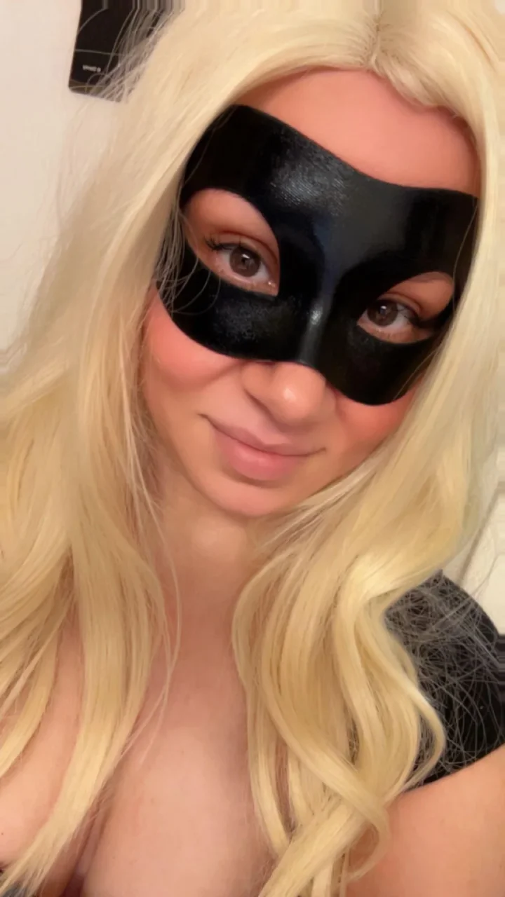 Light smile picture of Scarlett Monroe