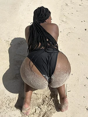 my ass got all sandy after a swim☺️who would still take a bite😍