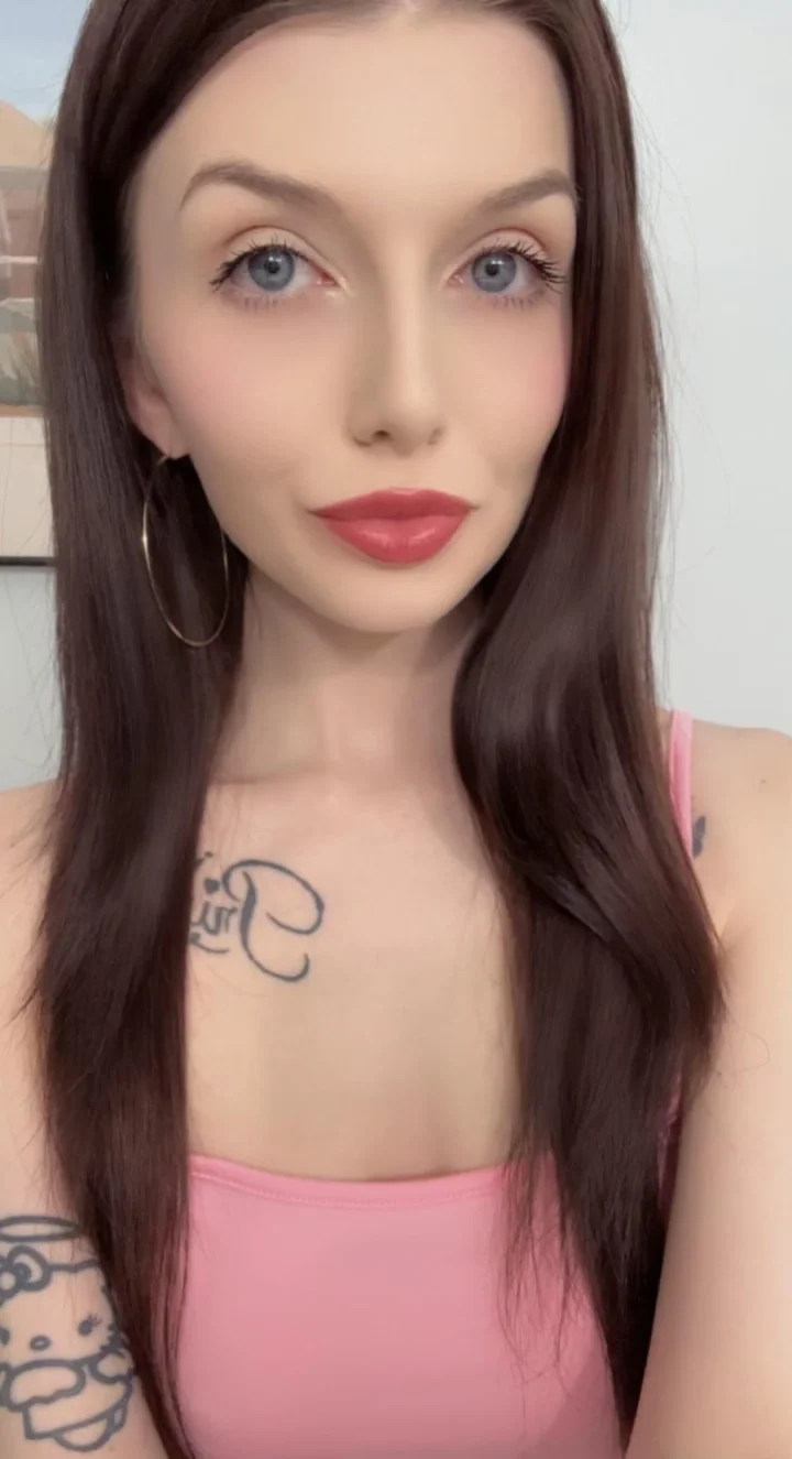 Face of an angel, thoughts of a whore😘