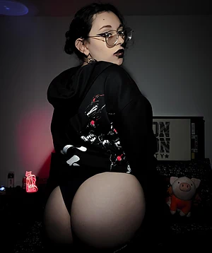 Let me be your spooky gf