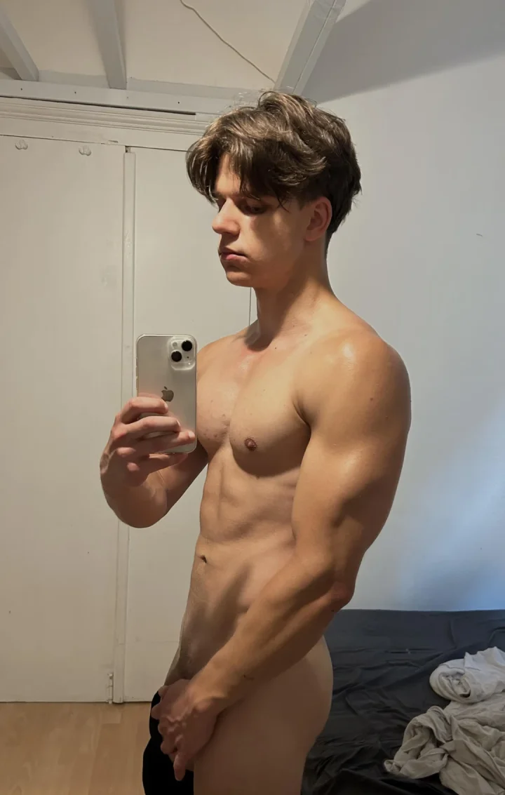 Male focus picture of muscle_twunk