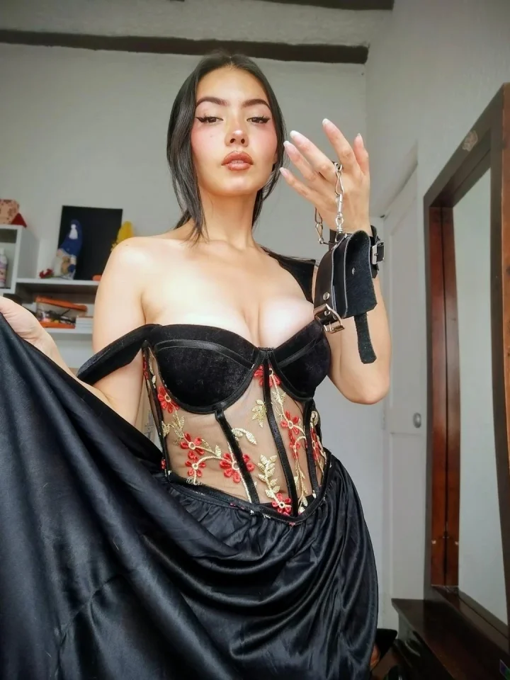 "Black, lace, and a touch of danger… do you want to see more? 🔥💙