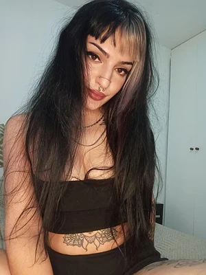 Helloo, arrow up if I'm your type. Sweetness isn’t my thing, but it doesn’t look bad on me.