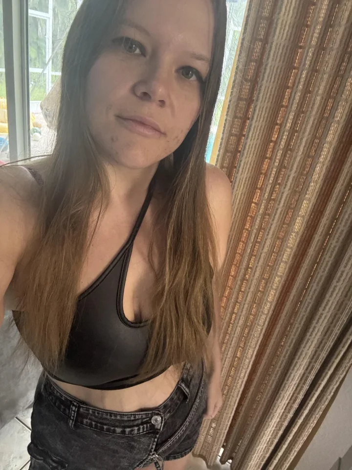 Jpeg artifacts picture of Mandy