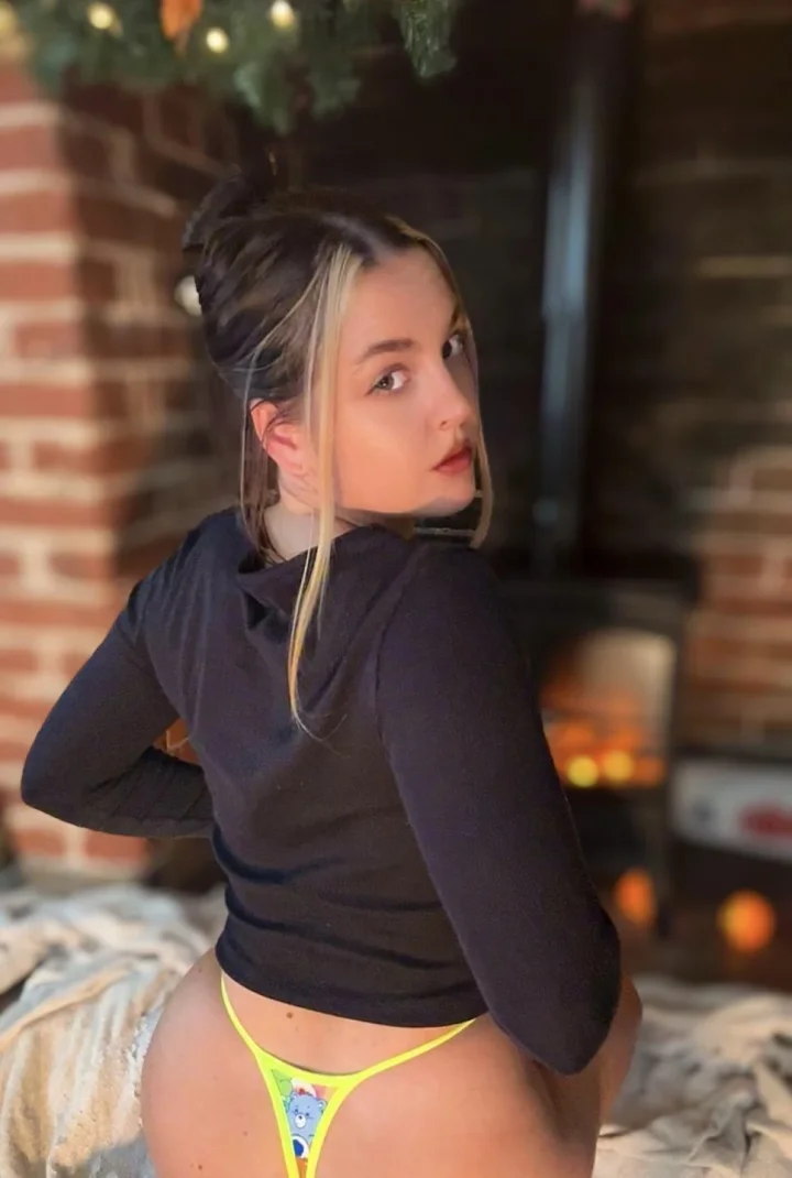 Just getting cosy by the fire 🍑💕