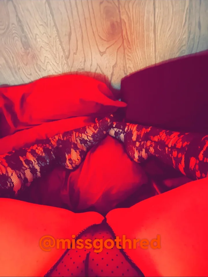 Original picture of Miss gothic red