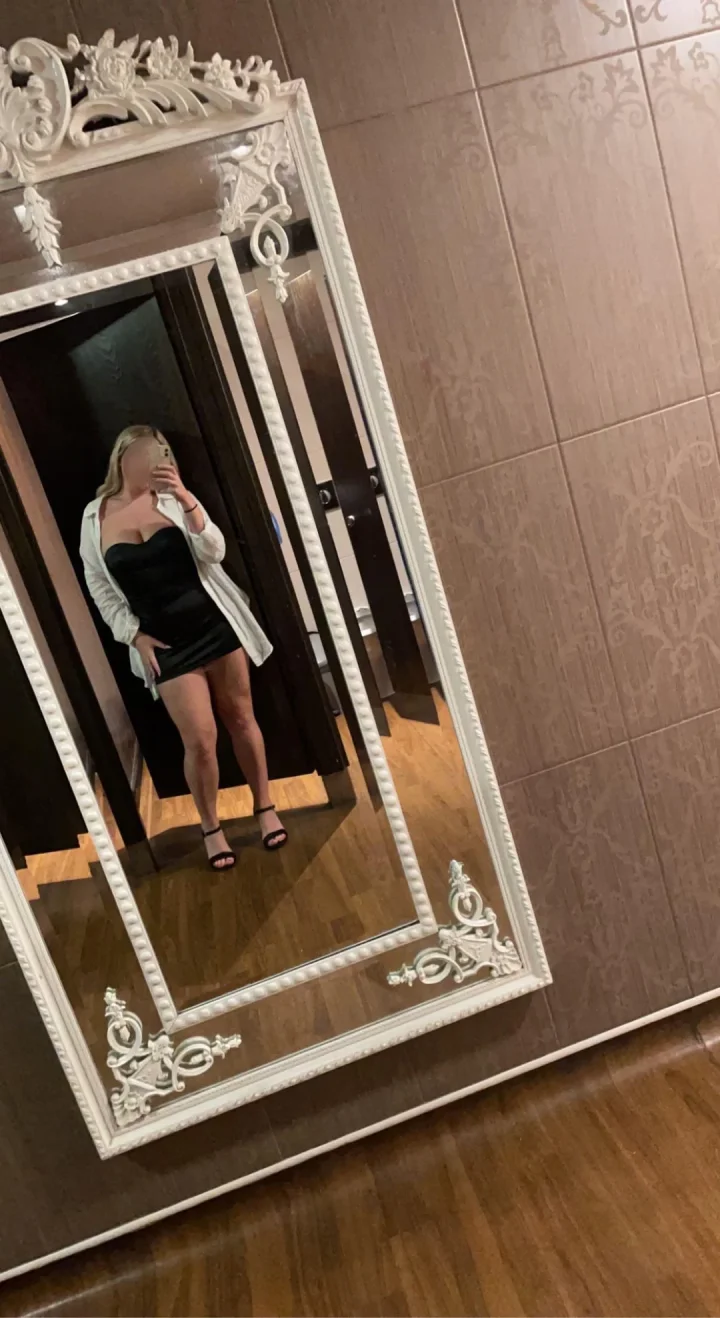 Black footwear picture of Blondie