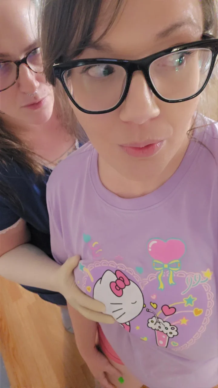 Round eyewear picture of Roxxie Moxie