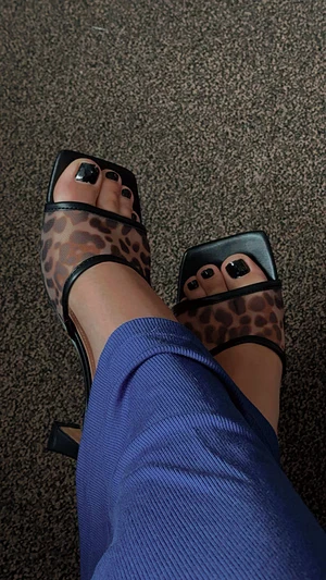 do you like my feet in these kitten heels ?👠 🧸