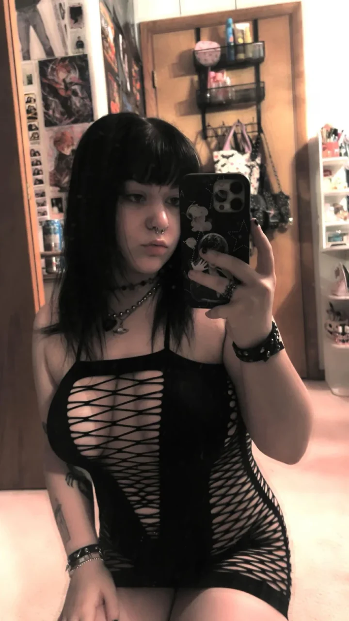 new content coming !! come sub for free n watch me play 🖤