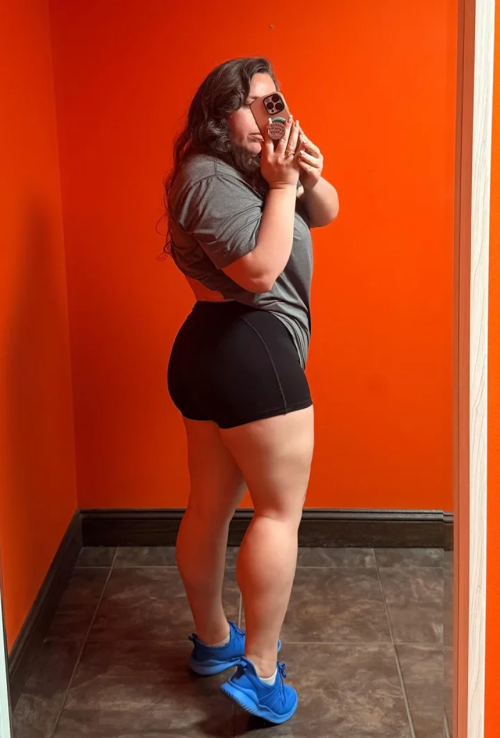 Are my shorts tempting you to cheat on your wife at the gym? – Foto Nariz de JULIE Homewrecker (@imjuliettevip)
