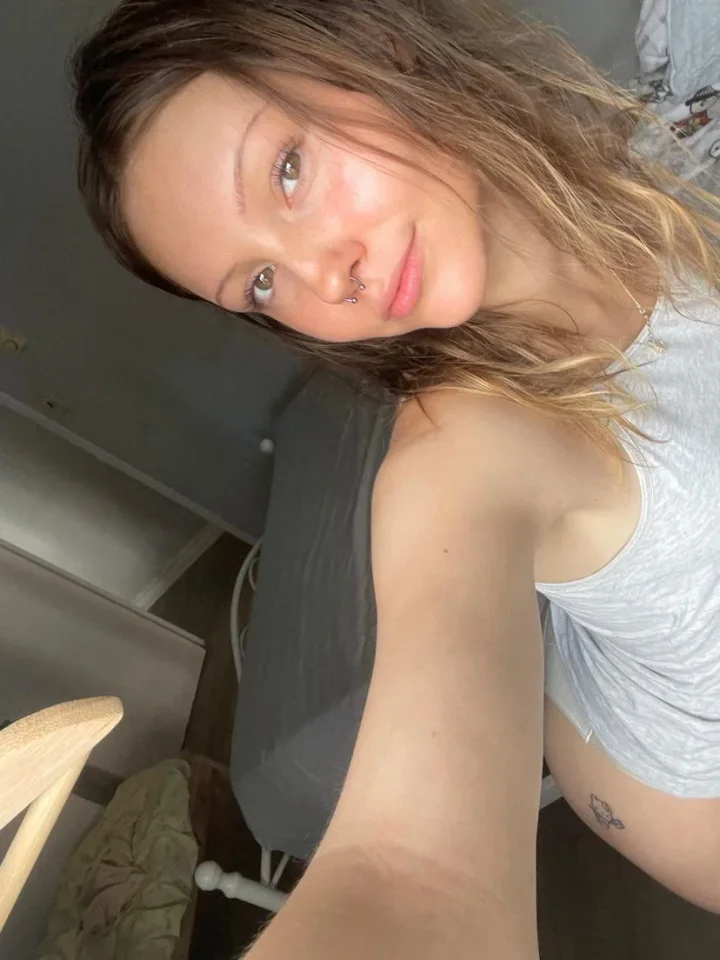 Reaching out picture of ɮǟɮʏɖօʟʟ🤍