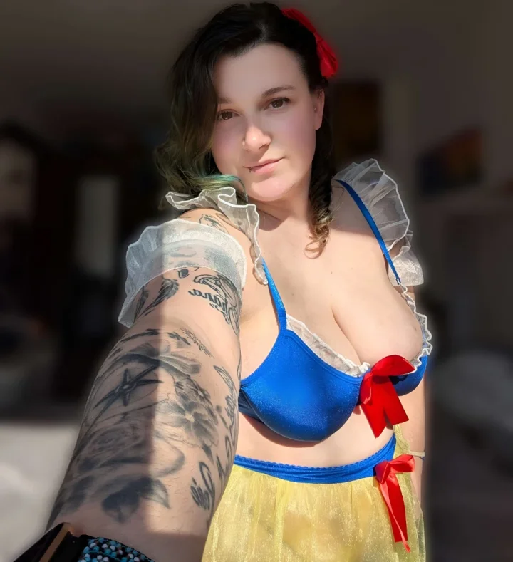 Snow white in the sun – Brown eyes picture of Seren May