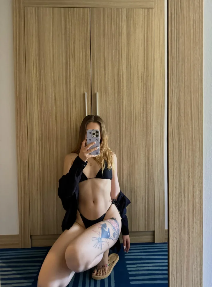 Highleg bikini picture of Goddess Layla