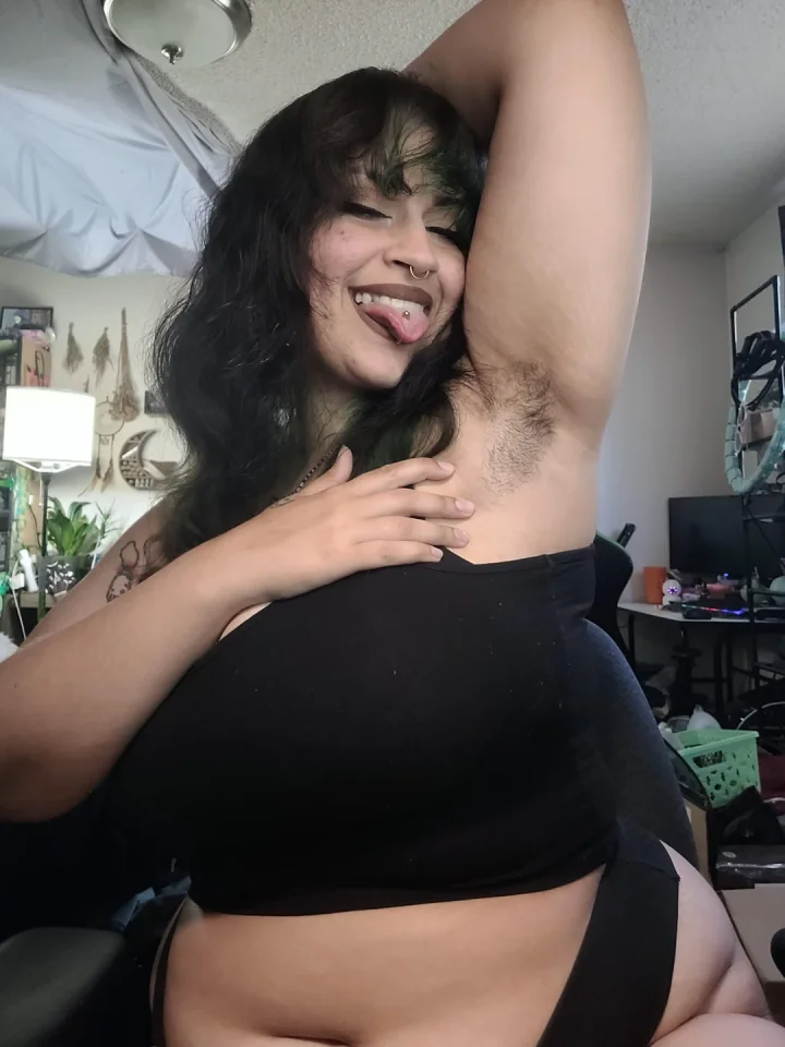 Hand on own chest picture of 👽Guts🔪