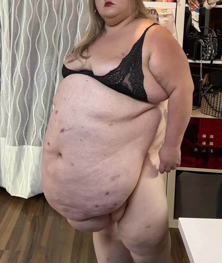 Feet out of frame picture of Ssbbwqueenjul
