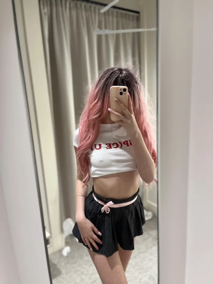 Do you prefer pretty pink hair or boring brown?🤭🎀