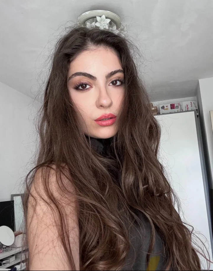 I see you staring. That’s adorable – Foto Ojos marrones de Mistress Alyssa