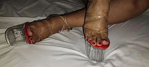 Ve a ver mis ricos tacones que uso para coger y como se ven mis ricos piecitos... $4.99 Link en los comentarios.