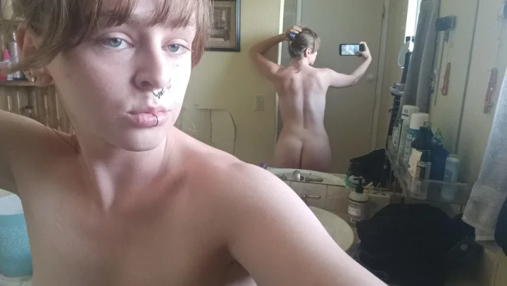 Fully naked picture of Sara