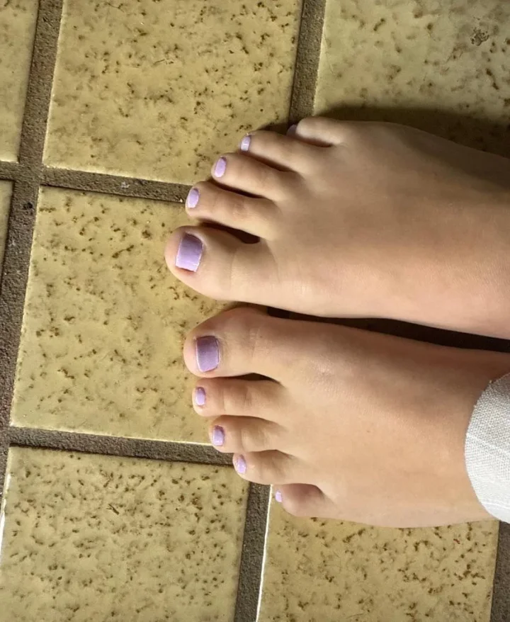 Foot focus picture of Luna Raye