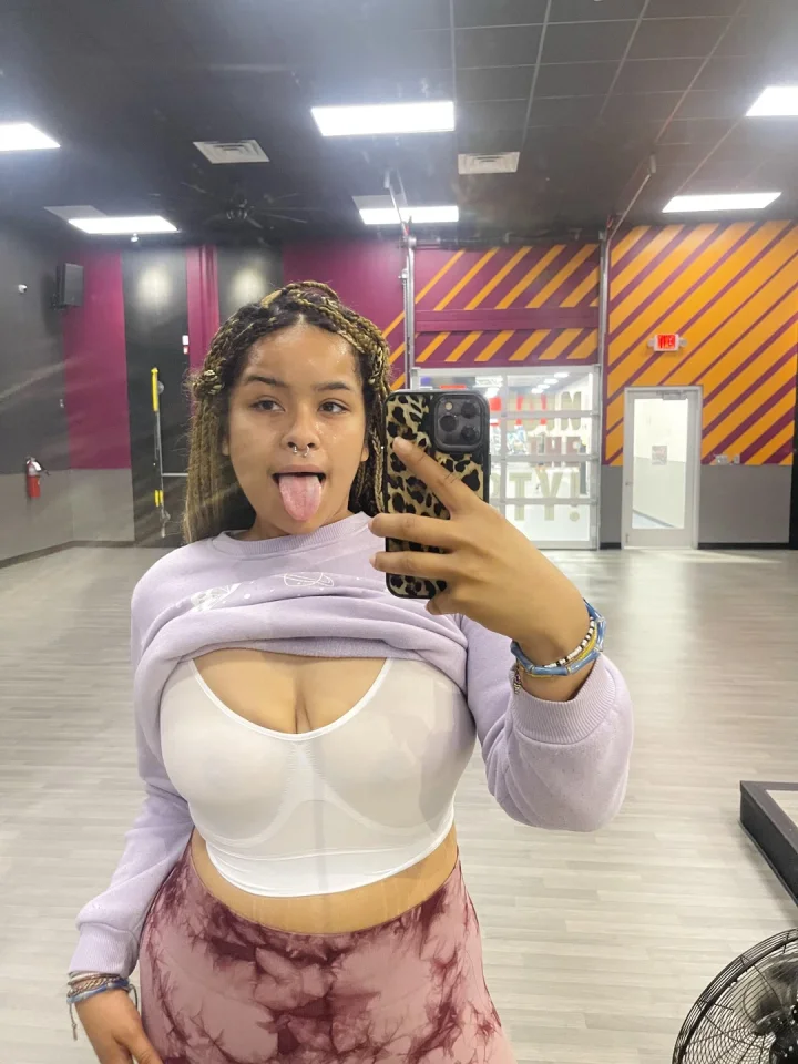 Sweater lift picture of BabyBluee 🩵💦