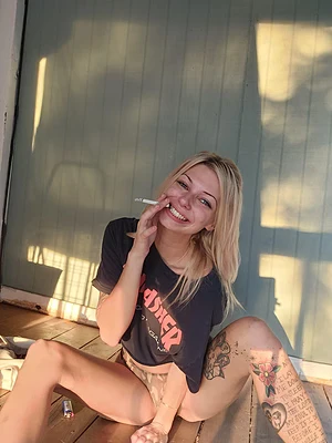 Blonde smoking page hehe