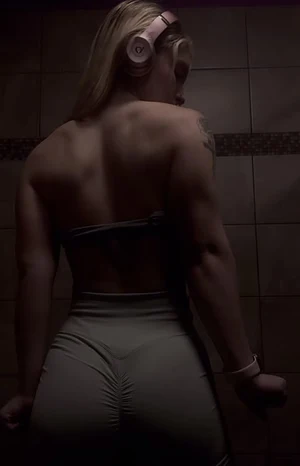 Who has my back? Tell me. 😏🍑