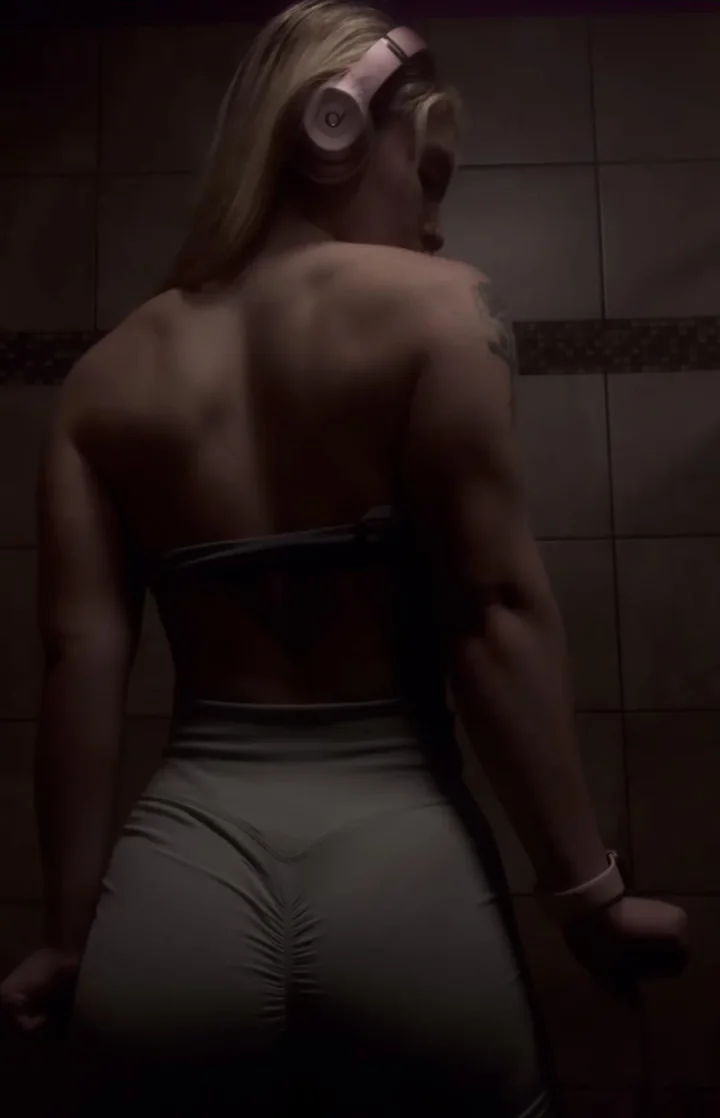 Who has my back? Tell me. 😏🍑