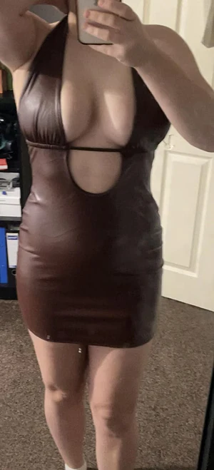 being busty is no fun in this heat😌