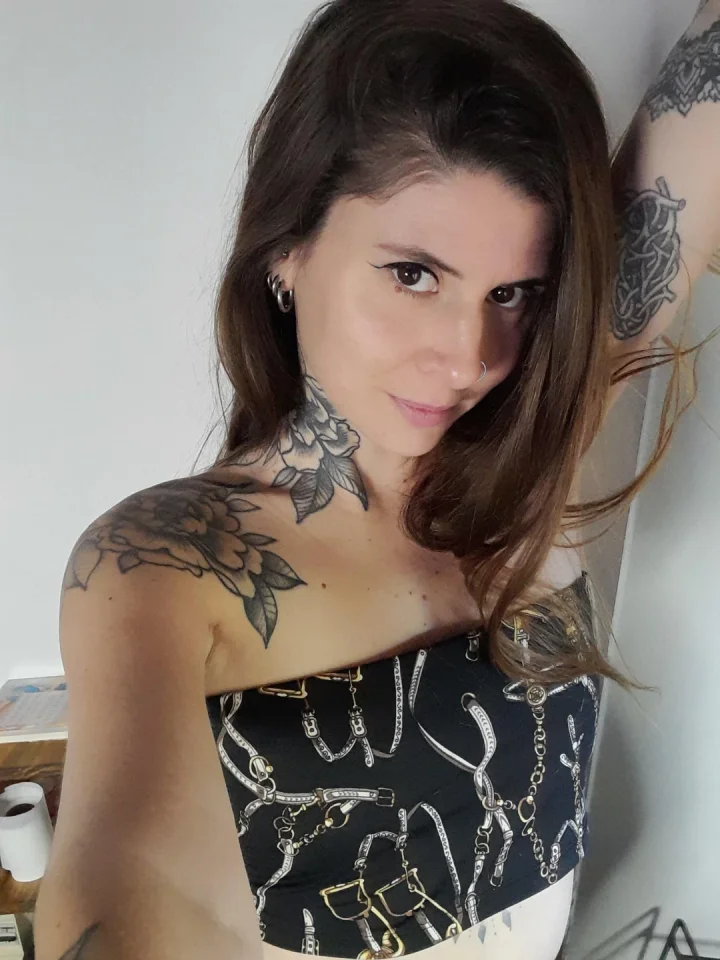 Brown eyes, tall, and full of energy. Have a lovely Sunday love