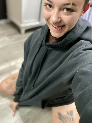 Do u wanna see what’s under my sweatshirt?! 🥵 😏