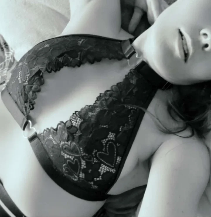 Greyscale picture of Naked_baker
