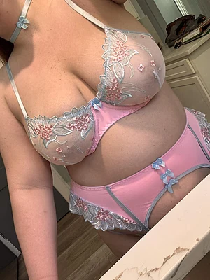Cum suck on my tits babe😘