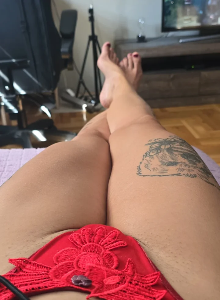 Foreshortening picture of Insatiable mistress