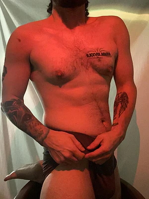 Tatted dad bod ❤️ Keeping it a little more PG this evening 😉
