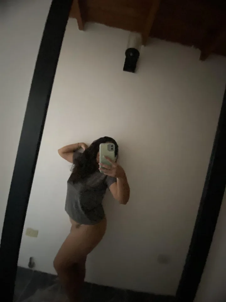 small and juicy – Hand hoch Foto von Big Ass Ari Erotic artist (@aripons12)