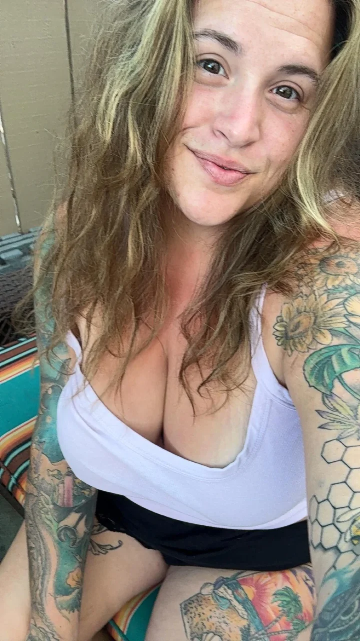 bbw stoner covered in tattoos, let my curves melt your stress away!