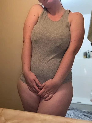 Who needs a genie when you’ve got me granting midweek wishes? 💋🧞♀️