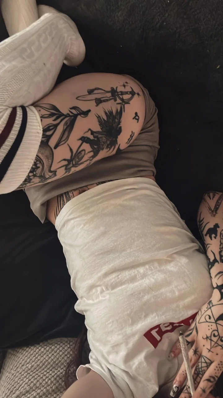 Out of frame picture of 𝒢𝑜𝒹𝒹𝑒𝓈𝓈 𝑀💋𝐹𝑅𝐸𝐸
