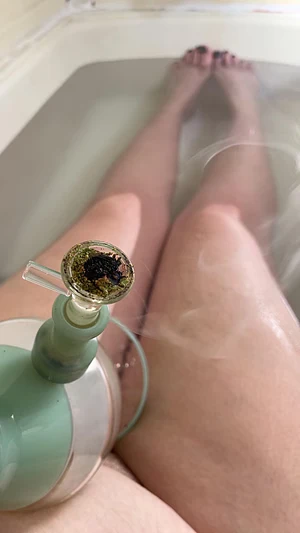 Sexy stoner MILF. Let me be your fantasy! 🤤😽