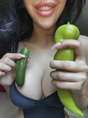 Draining tiny 🥒’s wallets while I date a big one 😏