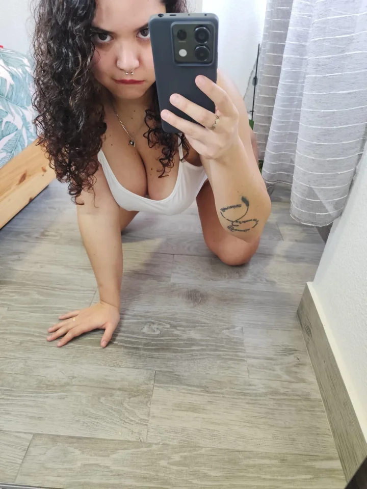 your wife is my best friend, but you, you excite me too much, cheat on her with me. – Locken Foto von YOUR HOMEWRECKER (@amaiasexvip)