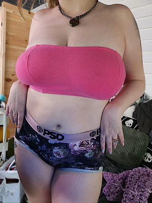 If your looking for a thick girl, I only got curves in the right places