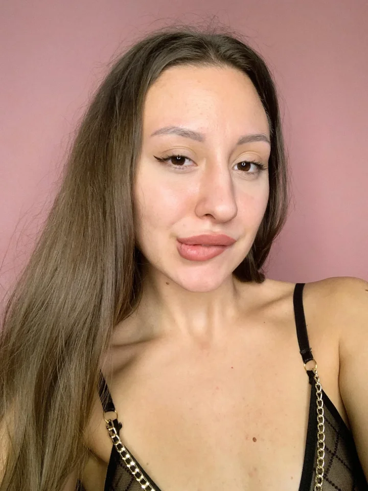 Thick eyebrows picture of Bianca Harris