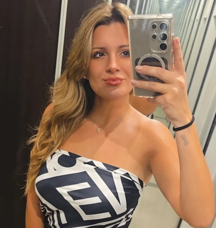 Light smile picture of Curvy Julia