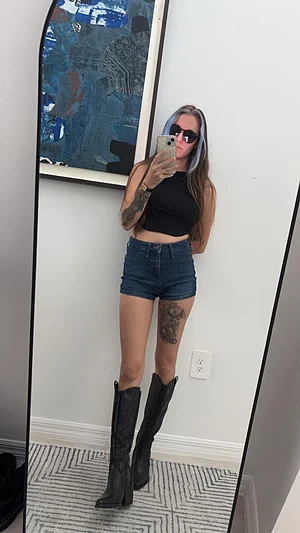 A milf in boots 😇