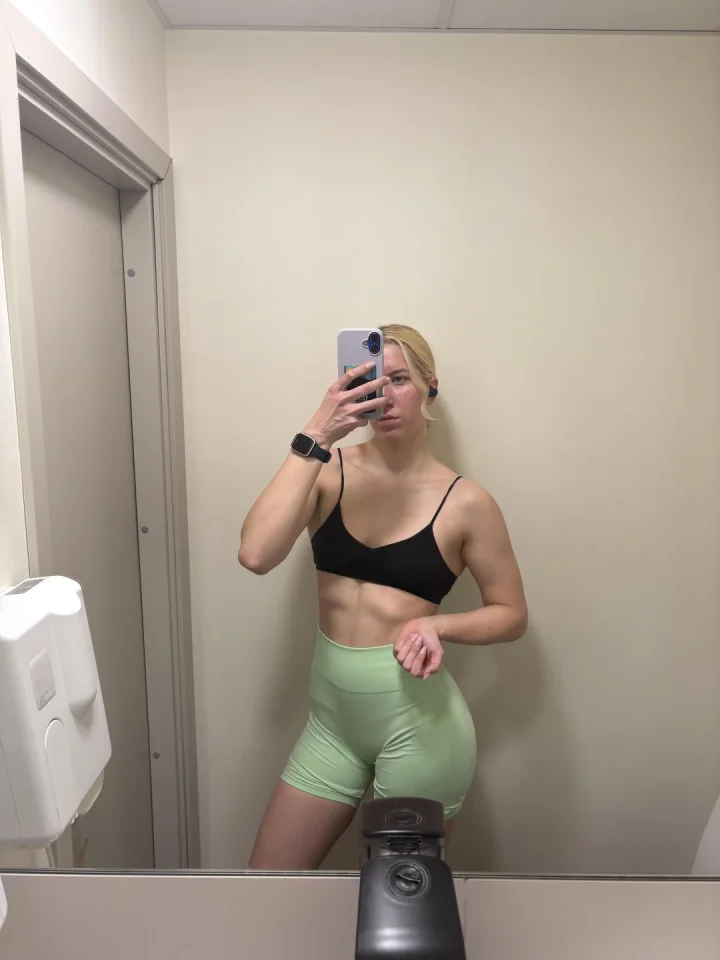 Contrapposto picture of fitnessgirly