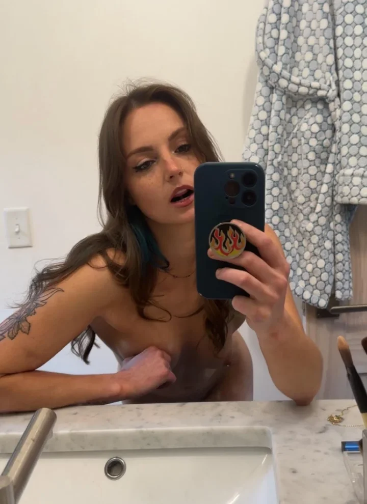 Selfie picture of Faye Fox