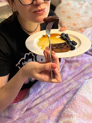 Serving up waffles, breakfast in bed, and a side of love in our GFE 💕